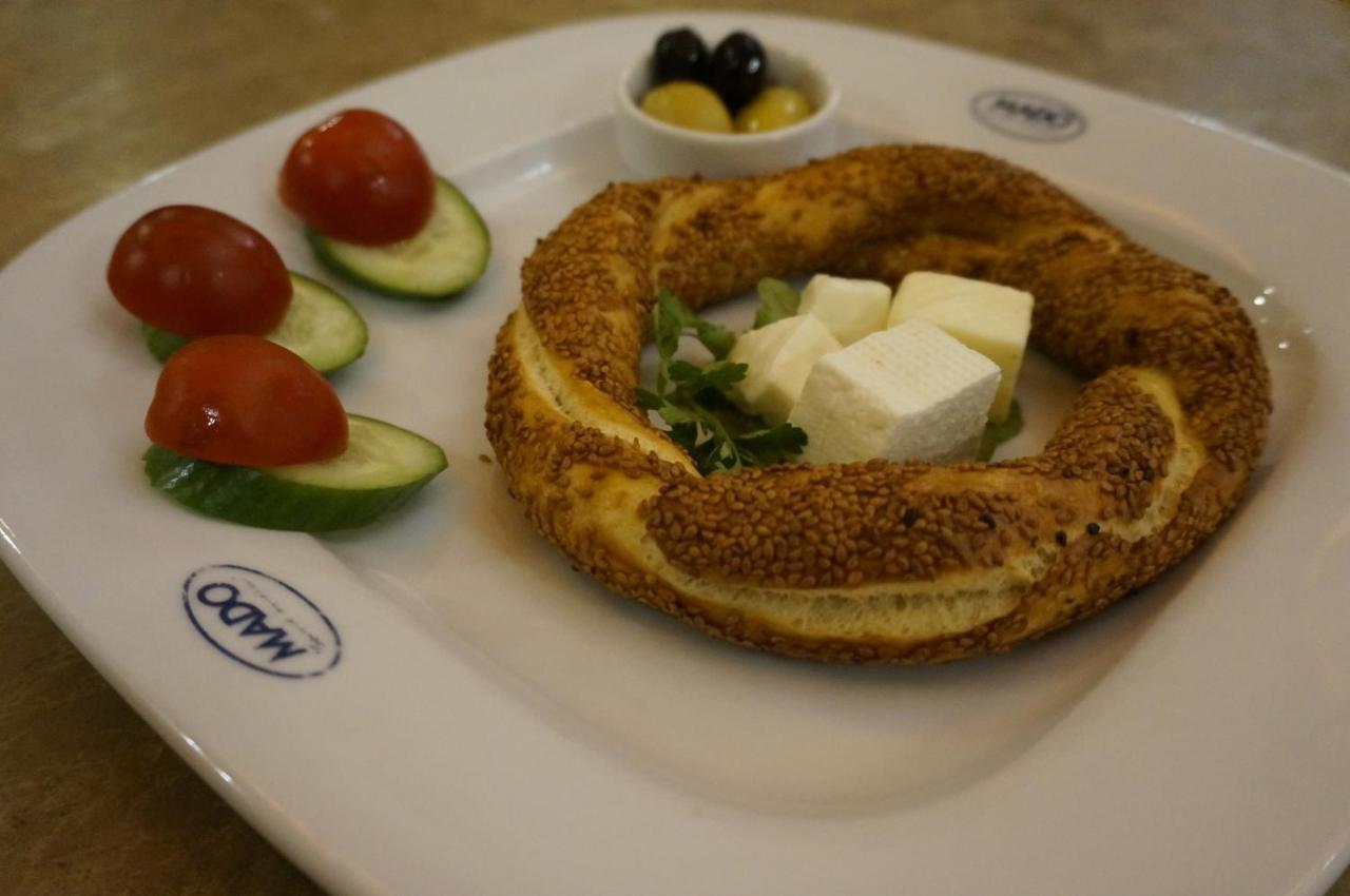 Hotel Phosphorion Estambul Exterior foto Simit with kaymak