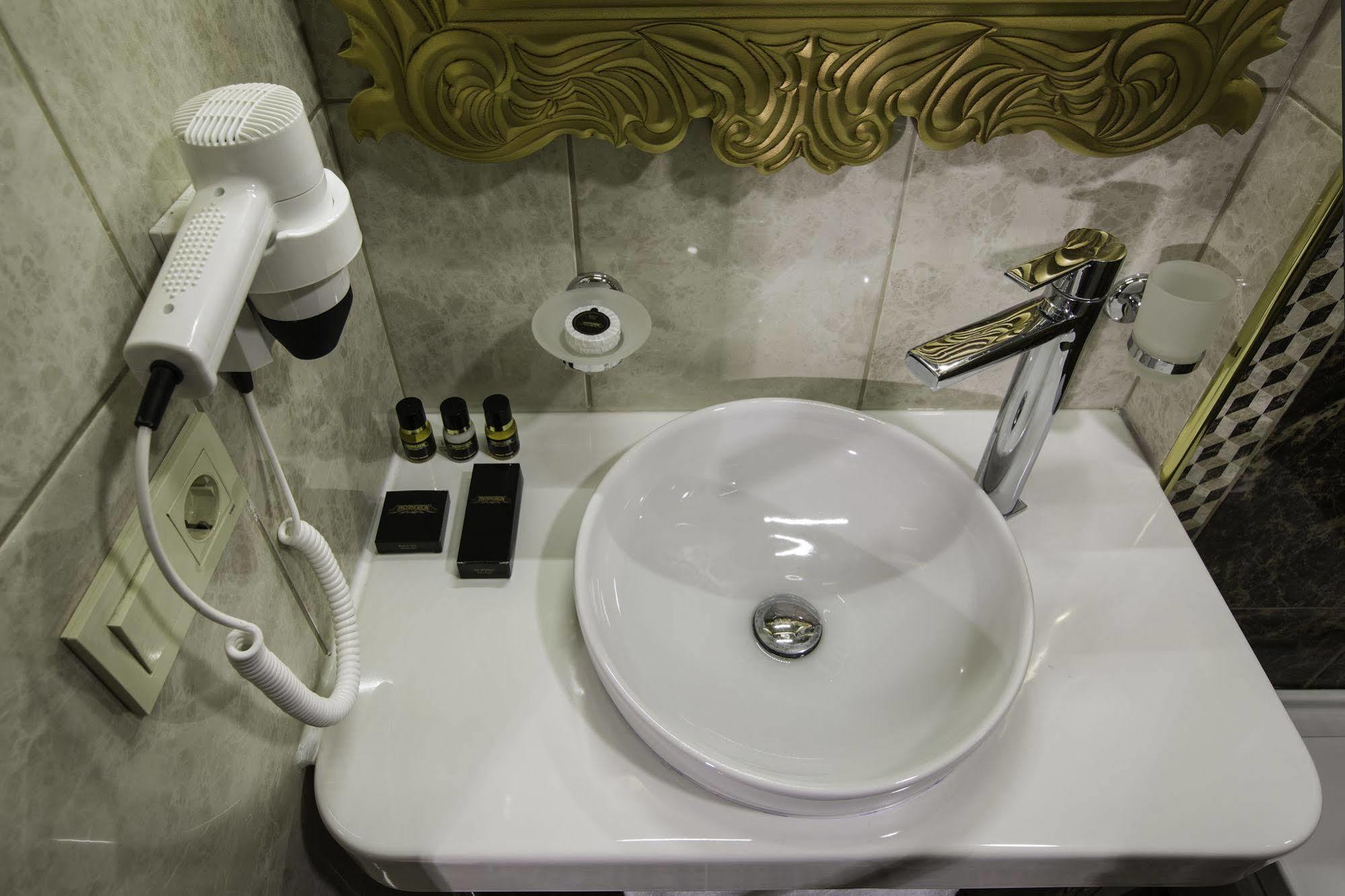 Hotel Phosphorion Estambul Exterior foto A bathroom in a hotel