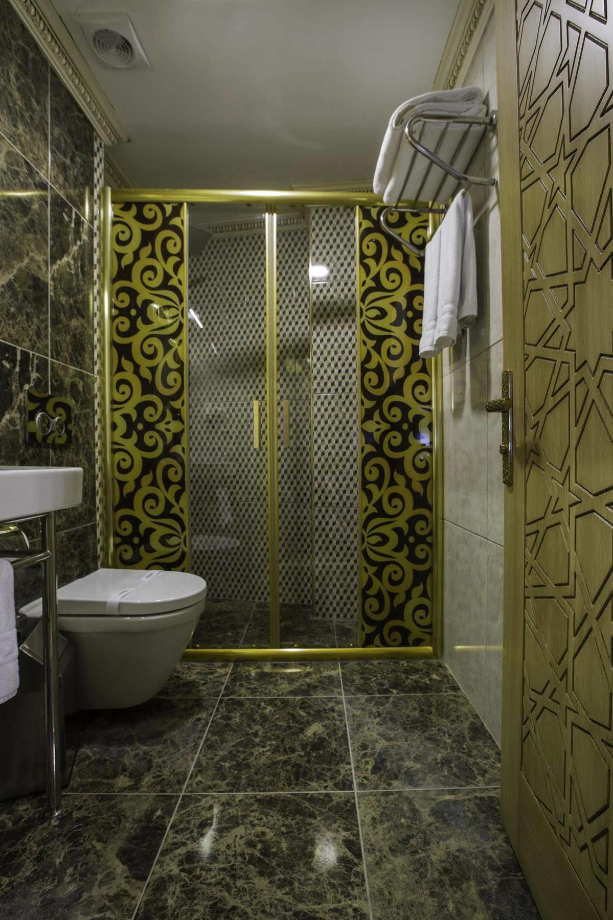 Hotel Phosphorion Estambul Exterior foto A shower enclosure