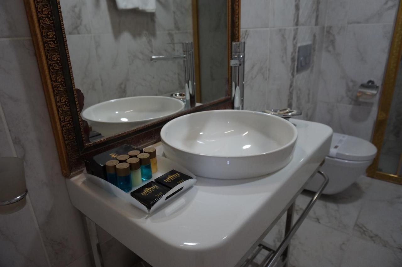 Hotel Phosphorion Estambul Exterior foto Bathroom in a hotel